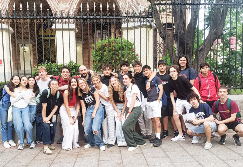 3-baja-resol Imagen de galeria. Alumnos en el patio