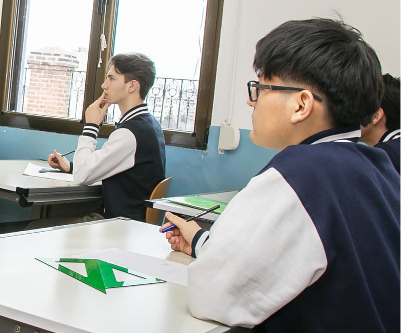 Imagen galería. Alumno en clase